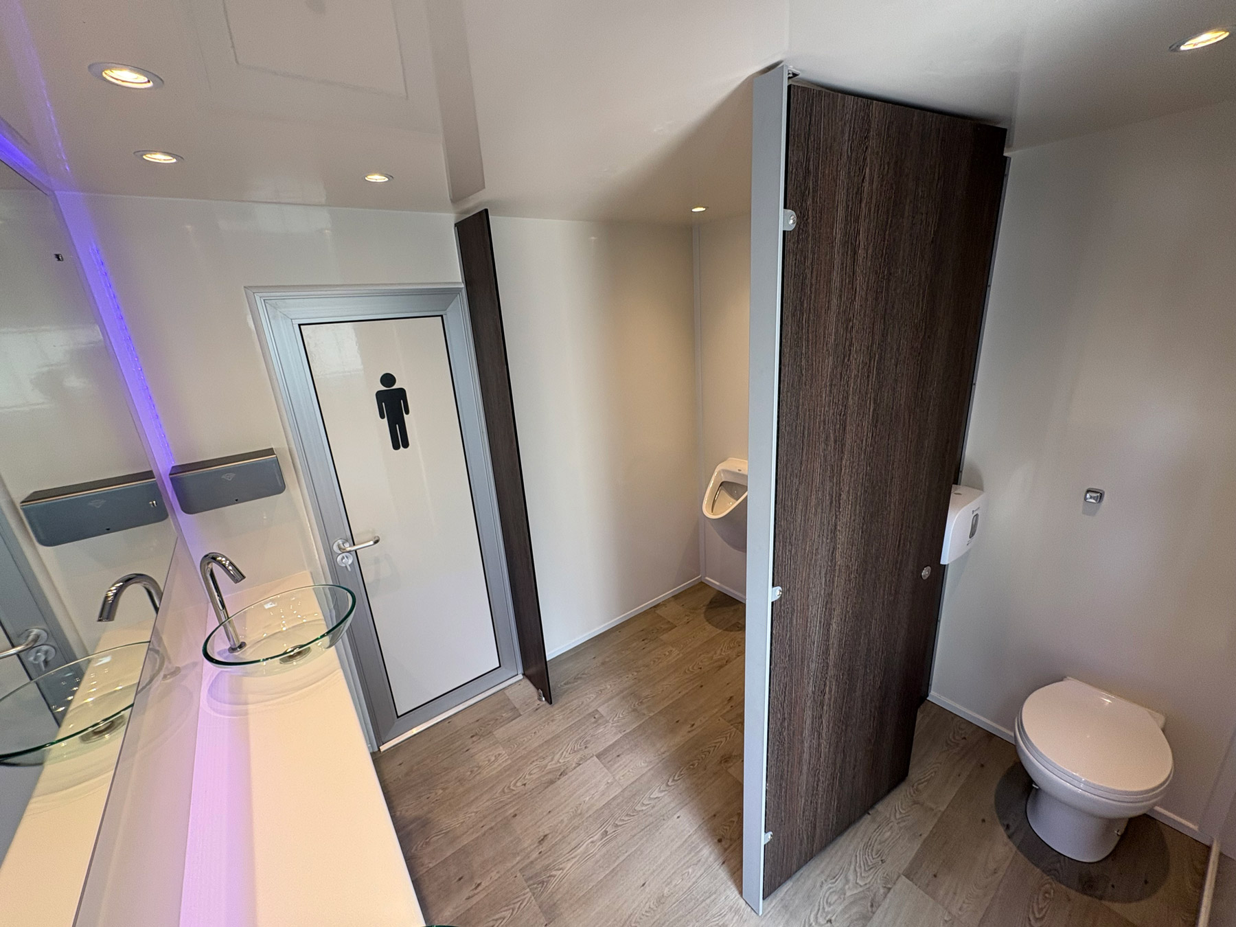 Luxury toilet tralier Hire Warwickshire Coventry