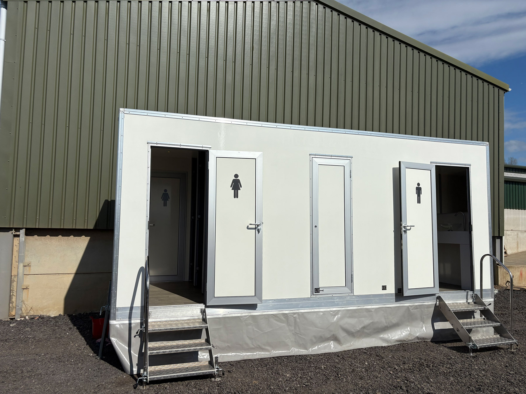 Luxury toilet tralier Hire Warwickshire Coventry