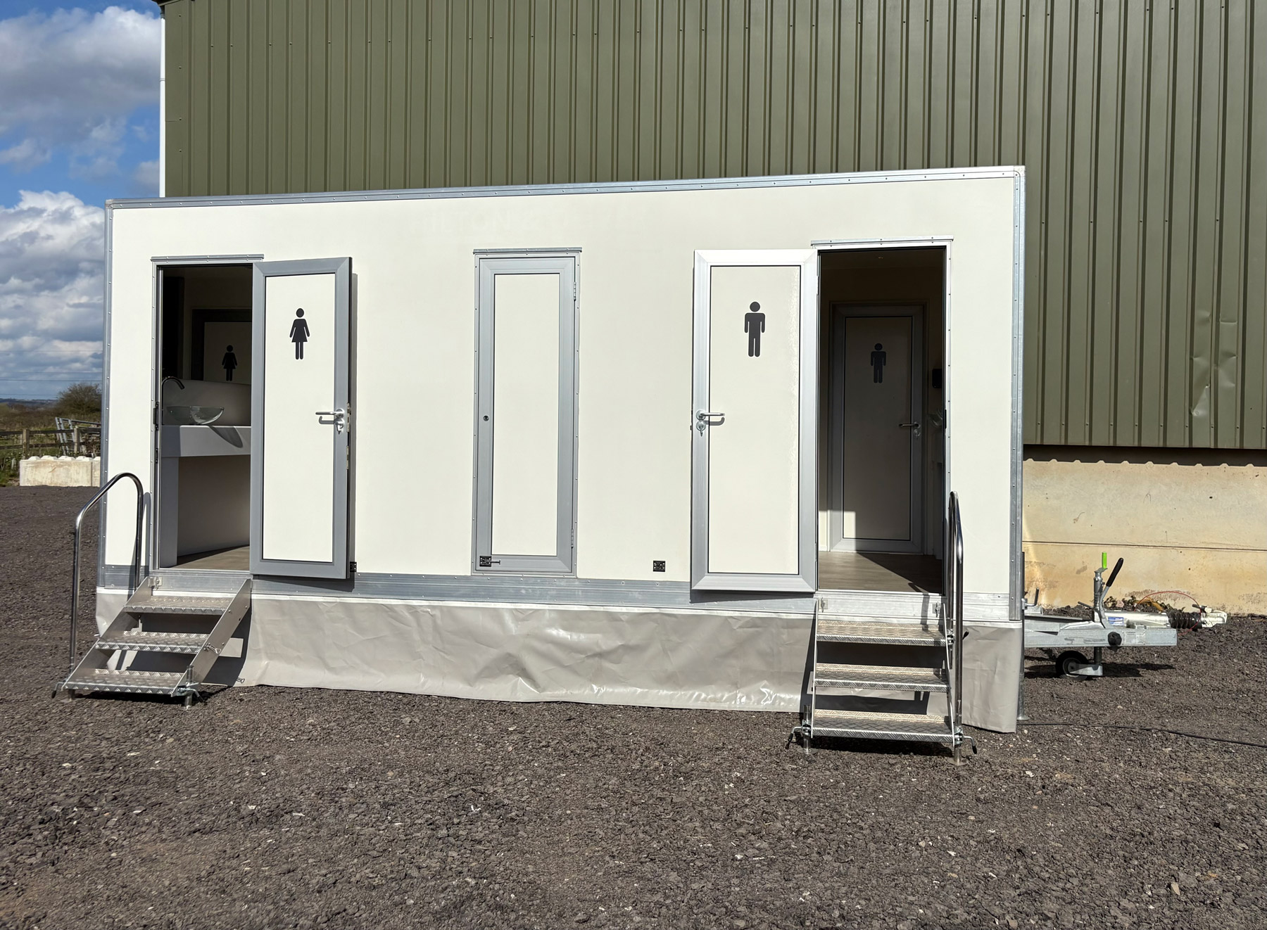 Luxury toilet tralier Hire Warwickshire Warwick